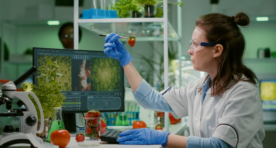 quimico-cientifico-comprobando-fresa-pinzas-medicas-que-trabajan-laboratorio-biotecnologia